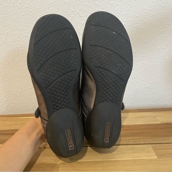 TAOS Women Class Metallic Pewter Silver Leather Mary Jane Comfort Shoes Size 7.5 - Picture 3 of 11